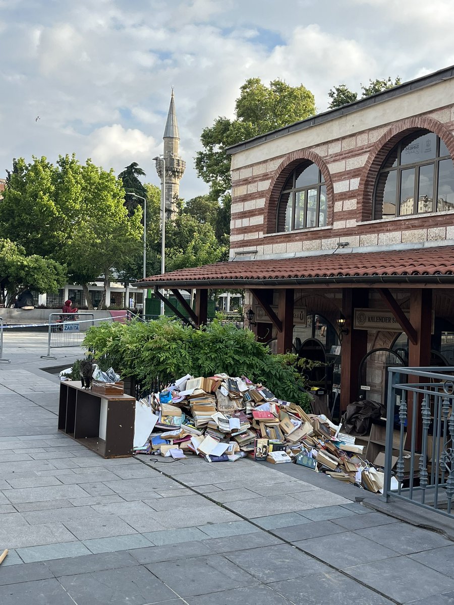 Benimokumam's tweet photo. Üsküdar sahaflar çarşısı'nı su basmış. çoğu kitap çöpe gidiyor. Kahroldum resmen.😔 https://t.co/Uww8S7D58K