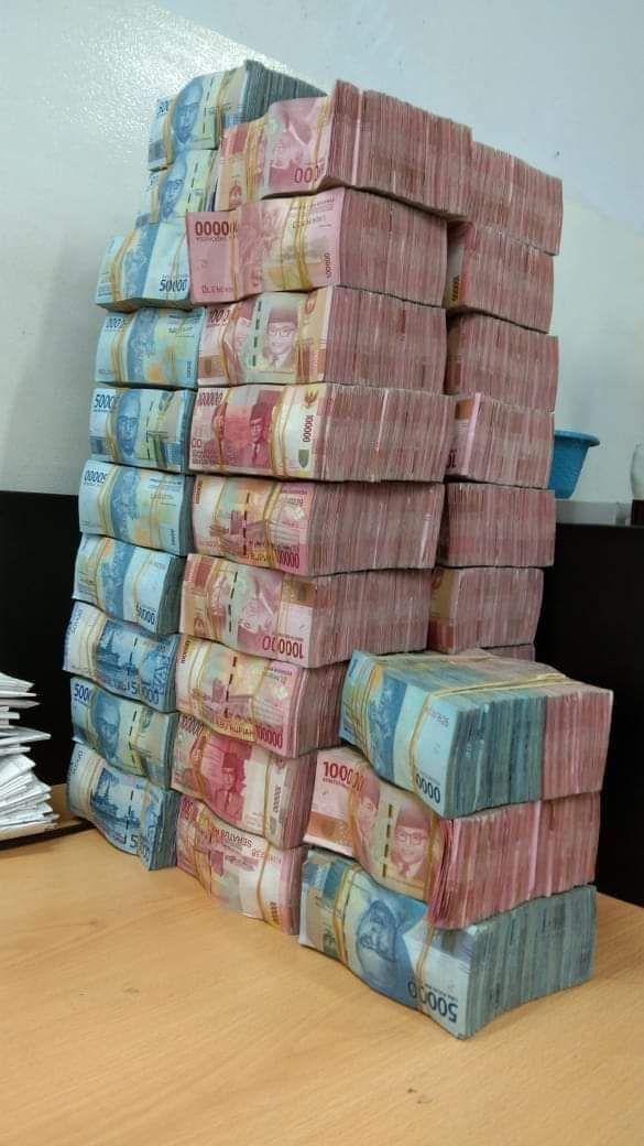 resahnegeri's tweet photo. Mau ngikutin cara pensiun Raditya Dika (4%)?
Pengeluaran per tahun x 25 (100%:4%) 90.000.000x25 =2.250.000.000
Jadi, kita harus punya dana sekitar 2 M untuk pensiun.
Dana tersebut masuk SBN 10 tahun dengan kupon SBN 6,5%. 2.250.000.000x6,5%=146.250.000 146.250.000/12=12.187.500/bulan
Kita punya income 12 juta/bulan dengan pengeluaran 7,5 jt/bulan & uang kita 2,2 M masih UTUH.
**perhitungan tersebut tidak termasuk pajak+inflasi 😁

cc : dzizima