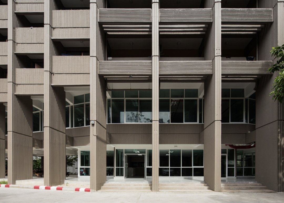 tadao_undo's tweet photo. ยุคBrutalism Architectureมีสถาปนิกคนนึงชื่อPaul Rudolpที่จุดกระแสการใช้ผนังคอนกรีตลูกฟูก(Bush-Hammered Concrete)เพื่อสร้างtextureดิบๆให้คอนกรีตยิ่งดูดิบขึ้นและเล่นแสงเงามากขึ้น ในไทยก็เช่น ตึกสิงโตหัวลำโพง, (อดีต)ธนาคารทหารไทย สาขาสนามเป้า, หอพุดตาน จุฬา, ตึกสมาคมนิสิตเก่าจุฬา https://t.co/6UA4YusQMN