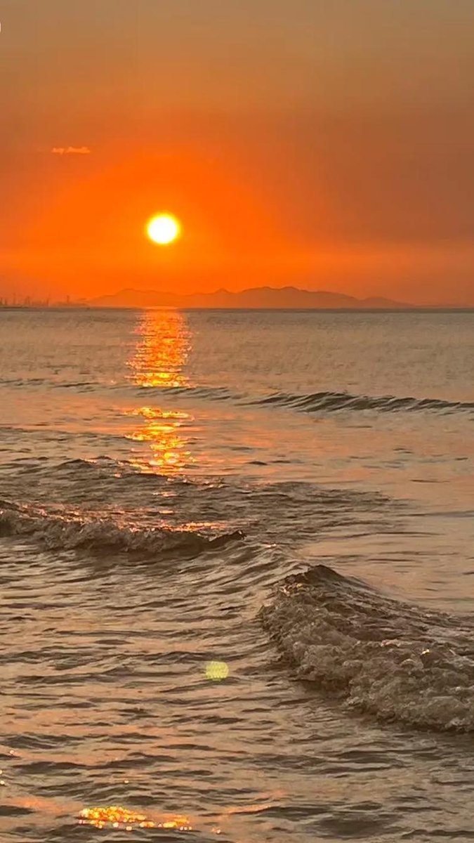 XxPrettyChibixX's tweet photo. [Just wrapped a quick day trip to the coastal town – salty air, fresh seafood, and that perfect sunset view  #WeekendAdventures]， https://t.co/Fzn0wnW11c