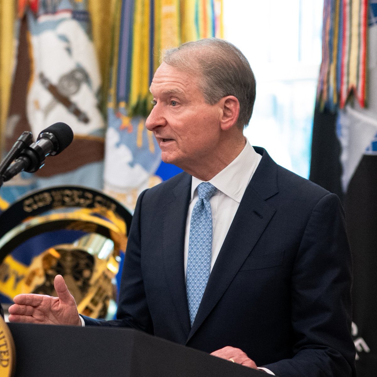 CoinMarketCap's tweet photo. LATEST: 🇺🇸 SEC Chair Paul Atkins says Trump "challenged us to make the United States the crypto capital of the world, so we're doing that." https://t.co/19GNNaXXGG