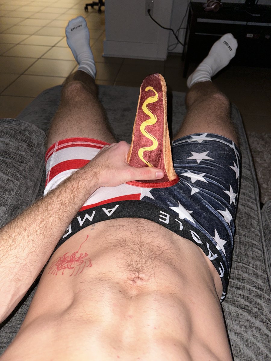 XxxTwinkcouple's tweet photo. you look like the 4th of July 
it makes me want a hotdog real bad https://t.co/TCpiS7v3my
