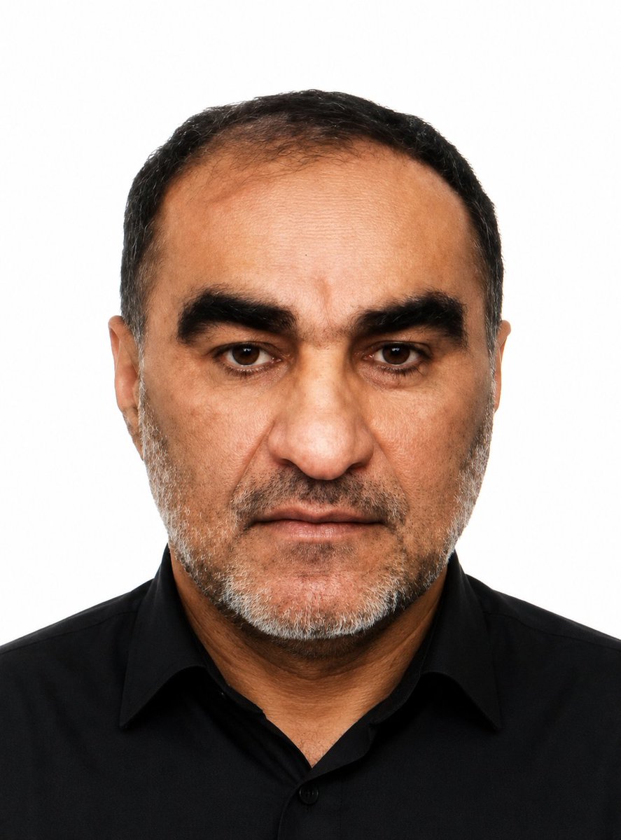 SiamakTadayonT's tweet photo. ♦️⚠️افشای هویت سرپرست وزارت اطلاعات که حکومت سعی در مخفی کردن آن دارد

در سند "فوق محرمانه" افشا شده توسط گروه عدالت علی، موردی بسیار جالب از نشت اطلاعاتی به چشم میخورد: در انتهای متن، اسامی گیرندگان نامه و در ردیف سوم: سرپرست وزارت اطلاعات (جایگزین اسماعیل خطیب) شخصی بنام دکتر "ناصر کریمی" معرفی شده. 
سرنخی که ما را به یکی از قاتلین بالفطره سپاه و وزارت اطلاعات  میرساند. این شخص👇
   
نام و نام خانوادگی(حقیقی) : ناصر راشدی
نام پدر: عبداله ، متولد دزفول و تحت تحریم خزانه داری آمریکا برای نقض گسترده حقوق بشر و سرکوب اعتراضات ۱۴۰۱

ناصر راشدی ( با نام‌سازمانی کریمی) بعد از سقط شدن اکبر غفاری ( معاون وزارت اطلاعات که در حملات ۱۲ روزه ارتش اسراییل کشته شد) به قائم مقامی وزارت اطلاعات ( جانشینی اسماعیل خطیب) منصوب شد. 
بعد از کشته شدن خطیب در جنگ اخیر، راشدی  بصورت بی سر و صدا به سرپرستی وزارت اطلاعات و نه وزیر  گماشته شد. ( حکم وزارت  نمیتونه داشته باشه،  چون هم سابقه فساد و برکناری داره، هم نمیخوان معرفیش کنن و رای اعتماد بگیرن و رهبر امضا کنه... که منجر به لو رفتن هویتش میشه.  درثانی آخوند دارای رتیه اجتهاد هم نیست که شرط تصدی پست وزارت اطلاعات اجتهاد هست!)  

♦️ناصر راشدی قبلا مدیرکل اطلاعات استان فارس بود. در دوره ریاست جمهوری احمدی نژاد اخراج شد. راشدی از رده امنیتیهایی است که با اصلاح طلبان، خصوصا شخص حسن روحانی خیلی صمیمی است. بعد از اتمام دوره احمدی نژاد و روی کار آمدن روحانی، راشدی دوباره به کار فراخوانده شد.

او متولد دزفول و دوست صمیمی و رفیق نزدیک حاج حبیب الله (حبیب‌الله حقیقی معاون سابق وزارت اطلاعات هست که او هم در دوره احمدی نژاد اخراج شد و بسیار به اکیپ گردانندگان فعلی دولت پزشکیان ( روحانی و ظریف و ...) نزدیک است)

ناصر راشدی از سپاهی های نسل اول انقلاب و عضو گروه منصورون ( احمد وحیدی و محمدباقر ذوالقدر و محسن رضایی و علی شمخانی...) بوده.