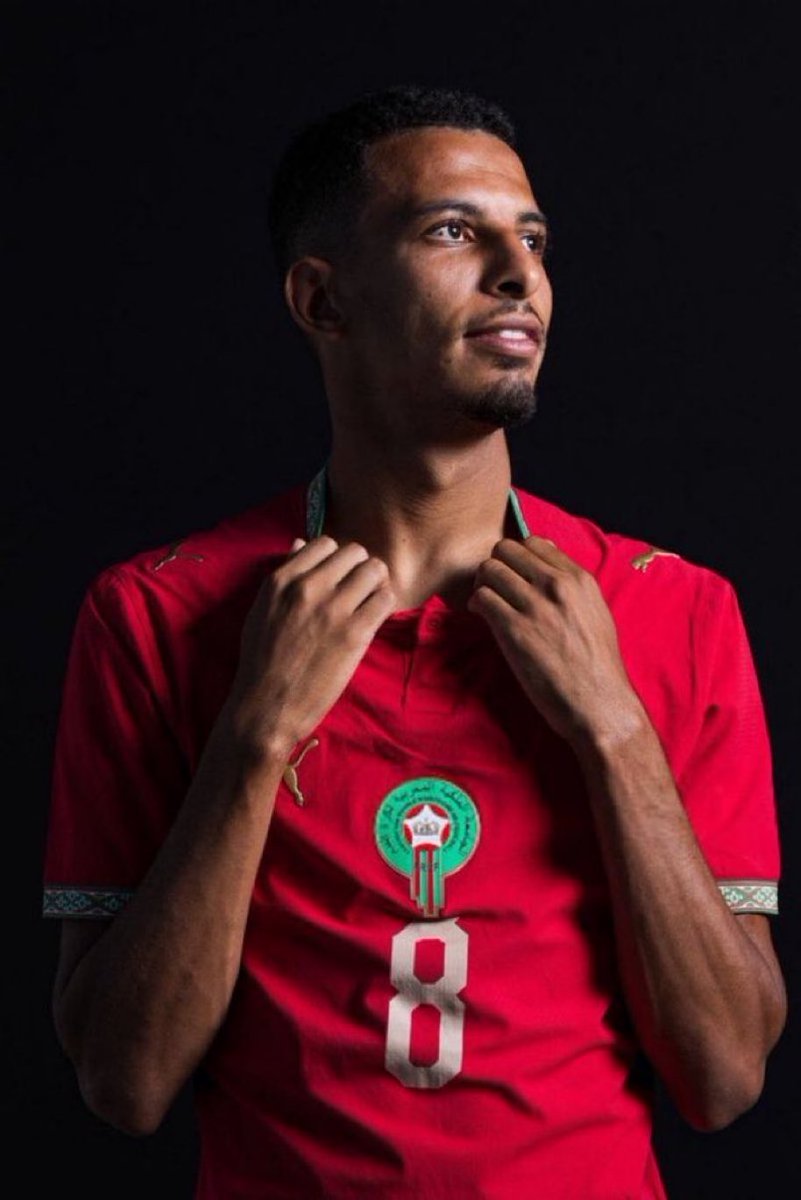 M0tb7's tweet photo. لاعب من الزمن الجميل وهنا تظهر امكانيات اللاعب الكبير

يقدم مباراة عادية والمغرب قاعد يعاني ؟ بلحظة يطلع لك بهدف تاريخي 

اوناحي ❤️ https://t.co/m1soG2oefQ