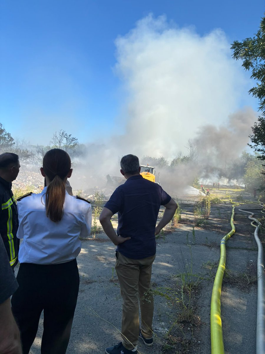 durovray's tweet photo. Je me suis rendu sur les lieux de l’incendie, aux côtés de Madame la Préfète, pour faire un point avec les sapeurs-pompiers et l’ensemble des services mobilisés.

Le feu est désormais maîtrisé. Aucune victime n’est à déplorer.

Les sapeurs-pompiers resteront mobilisés jusque tard dans la soirée, puis durant 2 à 3 jours, afin d’assurer la surveillance du site et de traiter les centaines de tonnes de déchets encore susceptibles de provoquer des reprises de feu. Les engins de travaux publics sont pleinement engagés pour faciliter ces opérations.

Environ 2 hectares ont été concernés par cet incendie.

Les premières mesures de la qualité de l’air sont rassurantes : elles restent en dessous des seuils d’alerte et ne nécessitent pas, à ce stade, de mesures particulières pour les riverains.

La réouverture de la RN104 est envisagée à partir de 21 heures, sous réserve de l’évolution des opérations.

Je tiens à adresser mes plus sincères remerciements aux sapeurs-pompiers, aux agents mobilisés et à tous ceux qui œuvrent sans relâche depuis le début de cet incendie. Leur engagement et leur professionnalisme permettent aujourd’hui de maîtriser cette situation particulièrement complexe.