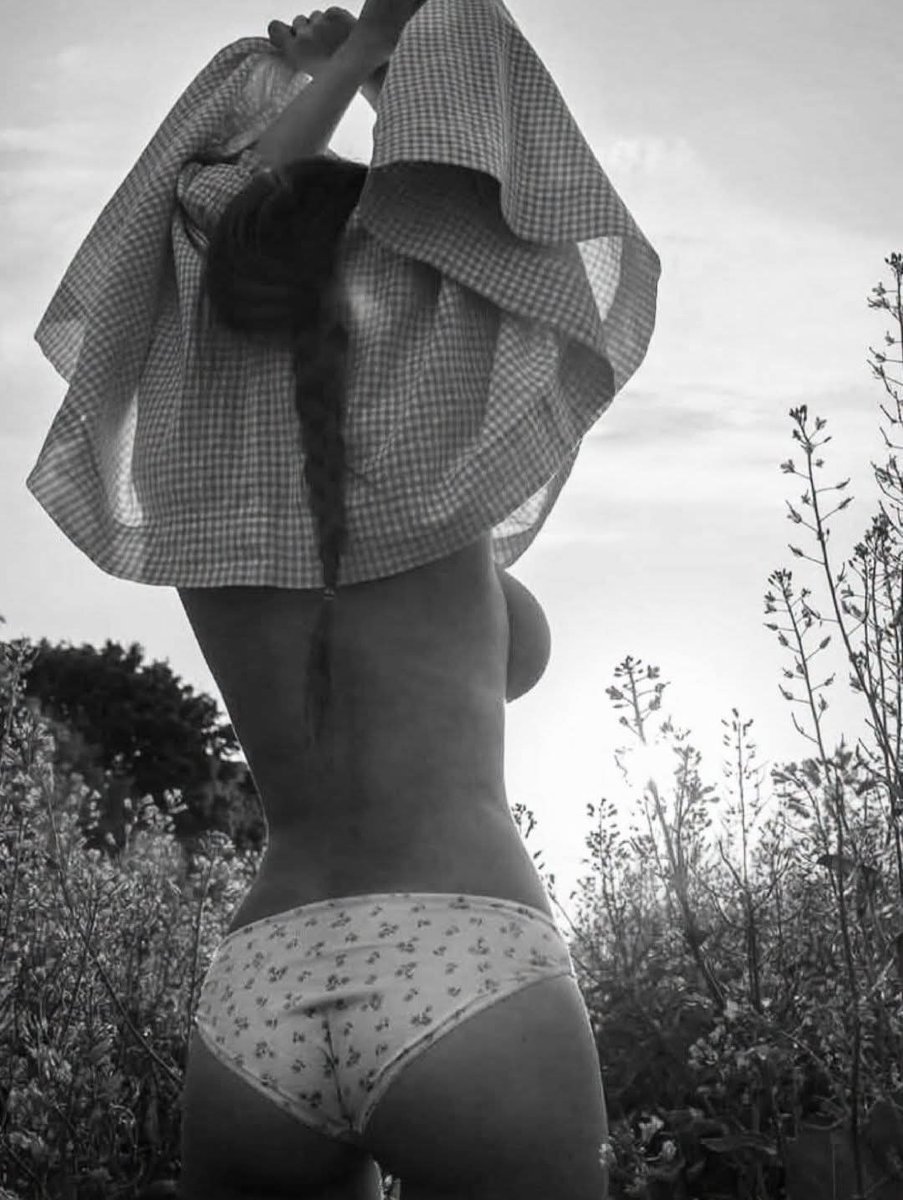 EsRo123's tweet photo. Lo verdaderamente indecente nunca fue un cuerpo al viento... fue una sociedad que aprendió a escandalizarse de la piel mientras normalizaba la falta de alma... https://t.co/9hYupA1qcl