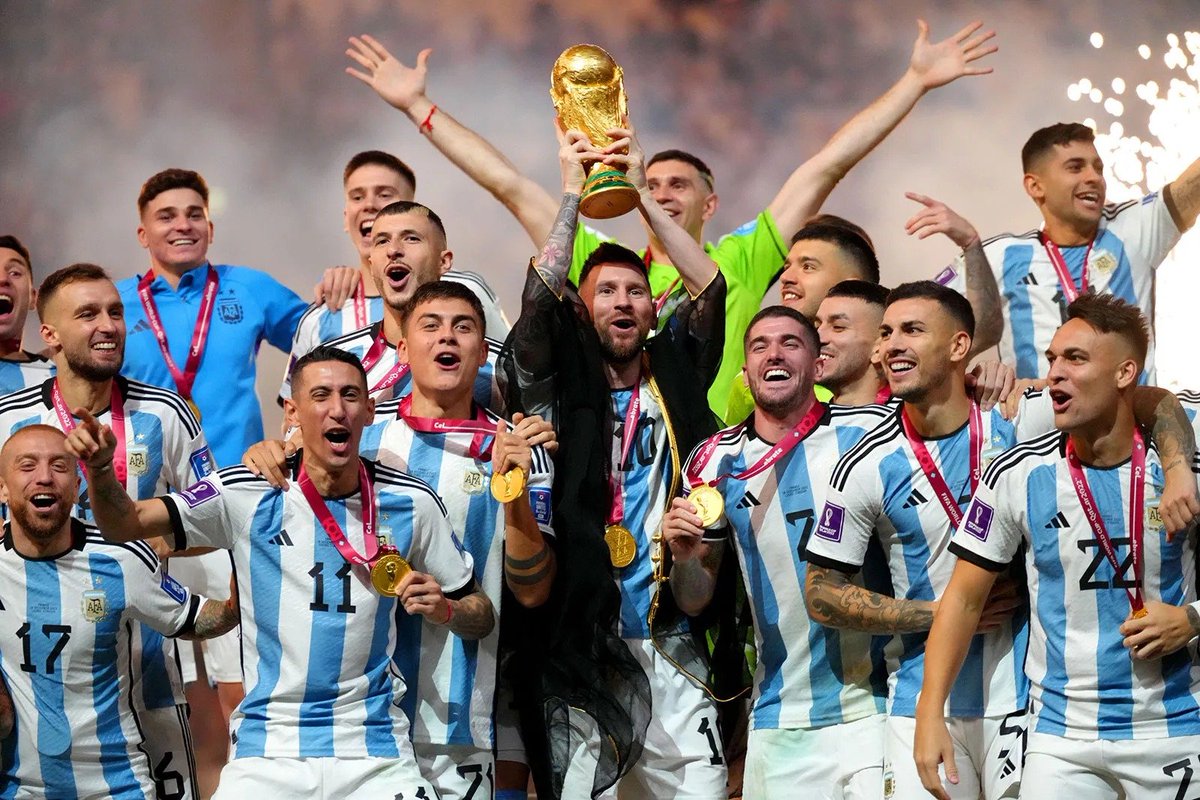 Jaimefmacias's tweet photo. 2da vez en la historia que los campeones de los dos mundiales anteriores alcanzan las semifinales del siguiente Mundial

1990 — 🇮🇹 1982, 🇦🇷 1986
2026 — 🇫🇷 2018, 🇦🇷 2022 https://t.co/m15MOzMcBc