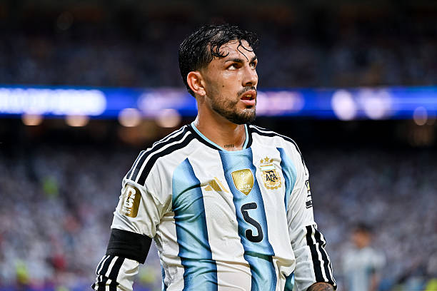 la12tuittera's tweet photo. 🗣️🇦🇷LEANDRO PAREDES: 

"Son partidos de un Mundial que sabíamos que iba a ser así de 16vos en adelante, había que pelear hasta el final.

Tratamos de demostrar desde el 1° día, para que la gente se sienta identificada con la Selección y LO LOGRAMOS.

Siempre estuvo en la cabeza jugar un mundial ante Inglaterra, será muy difícil, pero es un partido que soñamos siempre.

Que sigan creyendo y bancandonos, acá habrá un grupo de personas que va a dejar la vida de ellos.

Terminé ACALAMBRADO, NADA GRAVE".