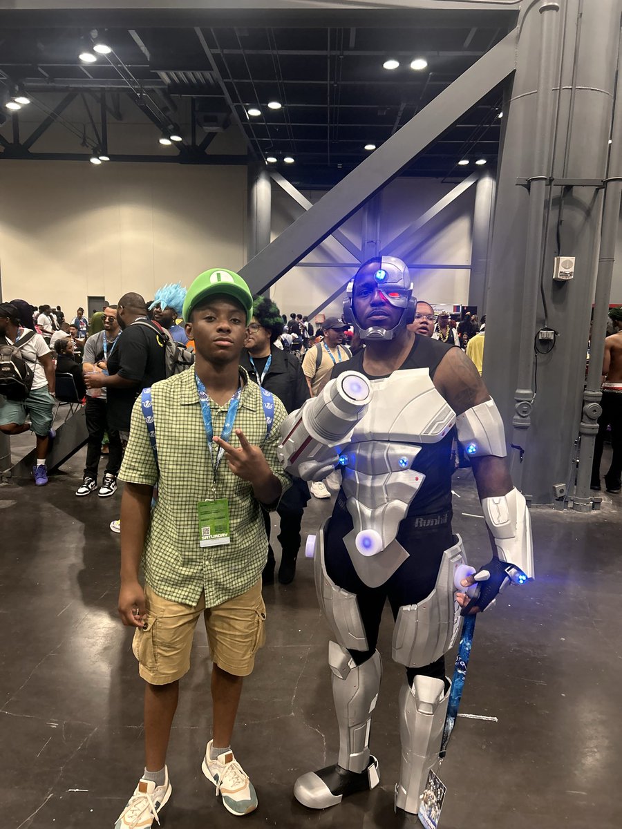 cwood8390's tweet photo. First dream con went amazing.
#dreamcon #rdc 
Idk who dude it but his outfit was fye https://t.co/UunYGbvpo4