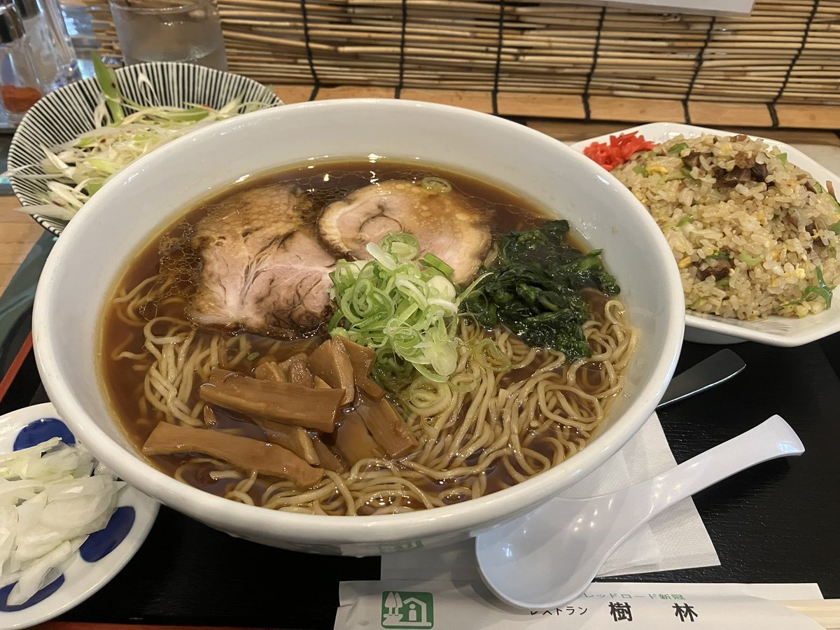 tororo_700's tweet photo. ラーメン特盛りとチャーハン食べました
こんなに雨に打たれる予定ではなかったがジャケット通り越してTシャツまで濡れて体が冷え冷えです
この雨でバイク乗るのはバカでした😫 https://t.co/ClXiH0J4D2