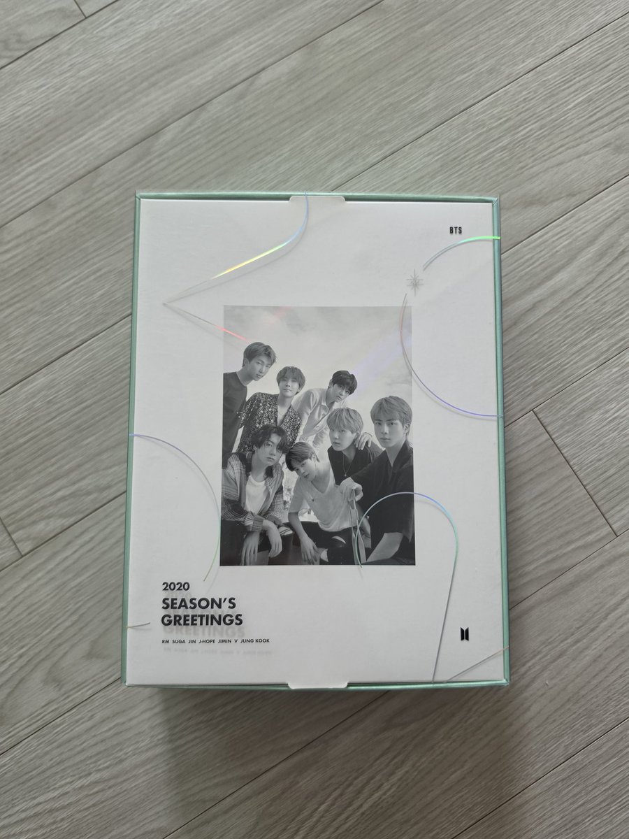 YQU4H's tweet photo. 방탄소년단 2020 시즌그리팅
풀구성품 눈에 띄는 하자 없음
램덤 랜티큘러 카드 정호석
택미포 3.0 https://t.co/p9GcpFE973