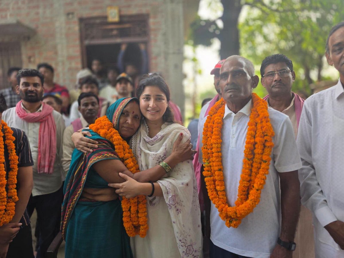 sonker_ragini's tweet photo. जौनपुर जनपद की मछलीशहर विधानसभा के ग्राम अदारी के गौरव, युवा प्रतिभा श्री रोहित यादव जी को विश्व के नंबर-2 जैवलिन थ्रोअर बनने की ऐतिहासिक उपलब्धि पर उनके निज निवास पहुँचकर परिवारजनों से भेंट कर हार्दिक शुभकामनाएँ एवं बधाई प्रेषित की।
रोहित जी की यह अभूतपूर्व उपलब्धि न केवल जौनपुर और उत्तर प्रदेश, बल्कि पूरे भारतवर्ष के लिए गौरव का विषय है। आपकी अथक मेहनत, अनुशासन, संघर्ष और समर्पण ने देश के युवाओं के लिए एक प्रेरणादायक उदाहरण प्रस्तुत किया है।
मुझे पूर्ण विश्वास है कि आप आगामी अंतरराष्ट्रीय प्रतियोगिताओं में भी अपने उत्कृष्ट प्रदर्शन से भारत का तिरंगा विश्व मंच पर और अधिक ऊँचा लहराएँगे तथा देश का मान-सम्मान बढ़ाएँगे।
ईश्वर से आपके उत्तम स्वास्थ्य, उज्ज्वल भविष्य एवं निरंतर सफलता की मंगलकामना करती हूँ।
हार्दिक बधाई एवं अनंत शुभकामनाएँ। 
#RohitYadav #JavelinThrow #JaunpurPride #Machhlishahr #PrideOfIndia #YouthInspiration #Jaunpur #IndiaFirst #Champion