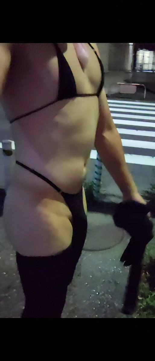 pubdog__'s tweet photo. ビキニで信号待ち https://t.co/lGwr6DAj1W