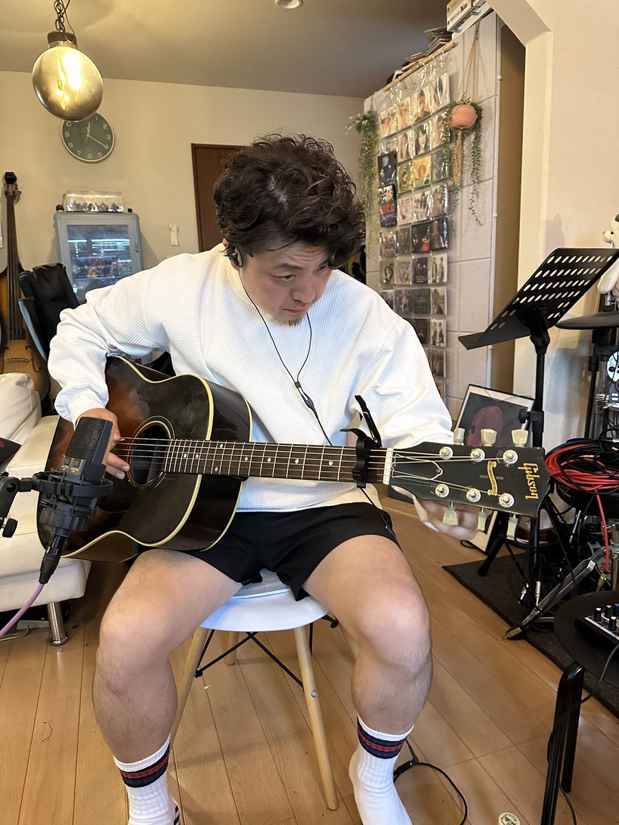 yutaLOOP's tweet photo. 午前中からギターREC withブルちゃん。 https://t.co/HLt8Lr5l7D