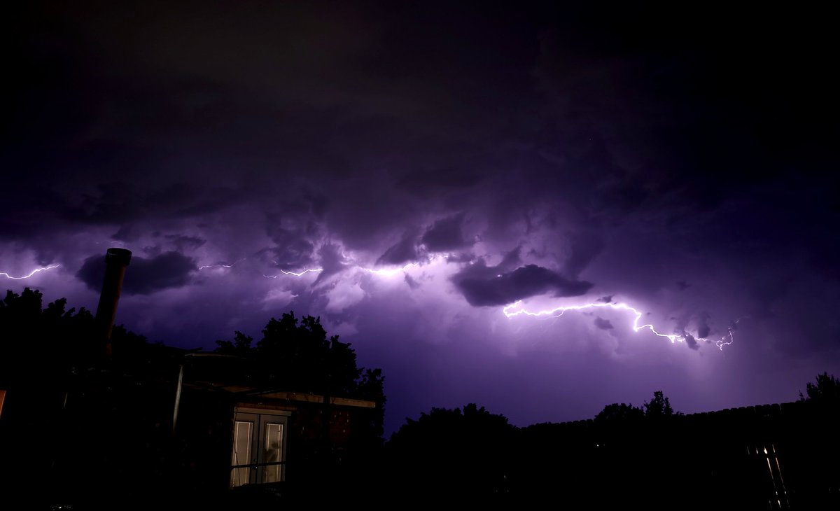 jamesedmison's tweet photo. Caught these in #Bartlesville #Oklahoma tonight. #okwx https://t.co/jZsUzXjm2H