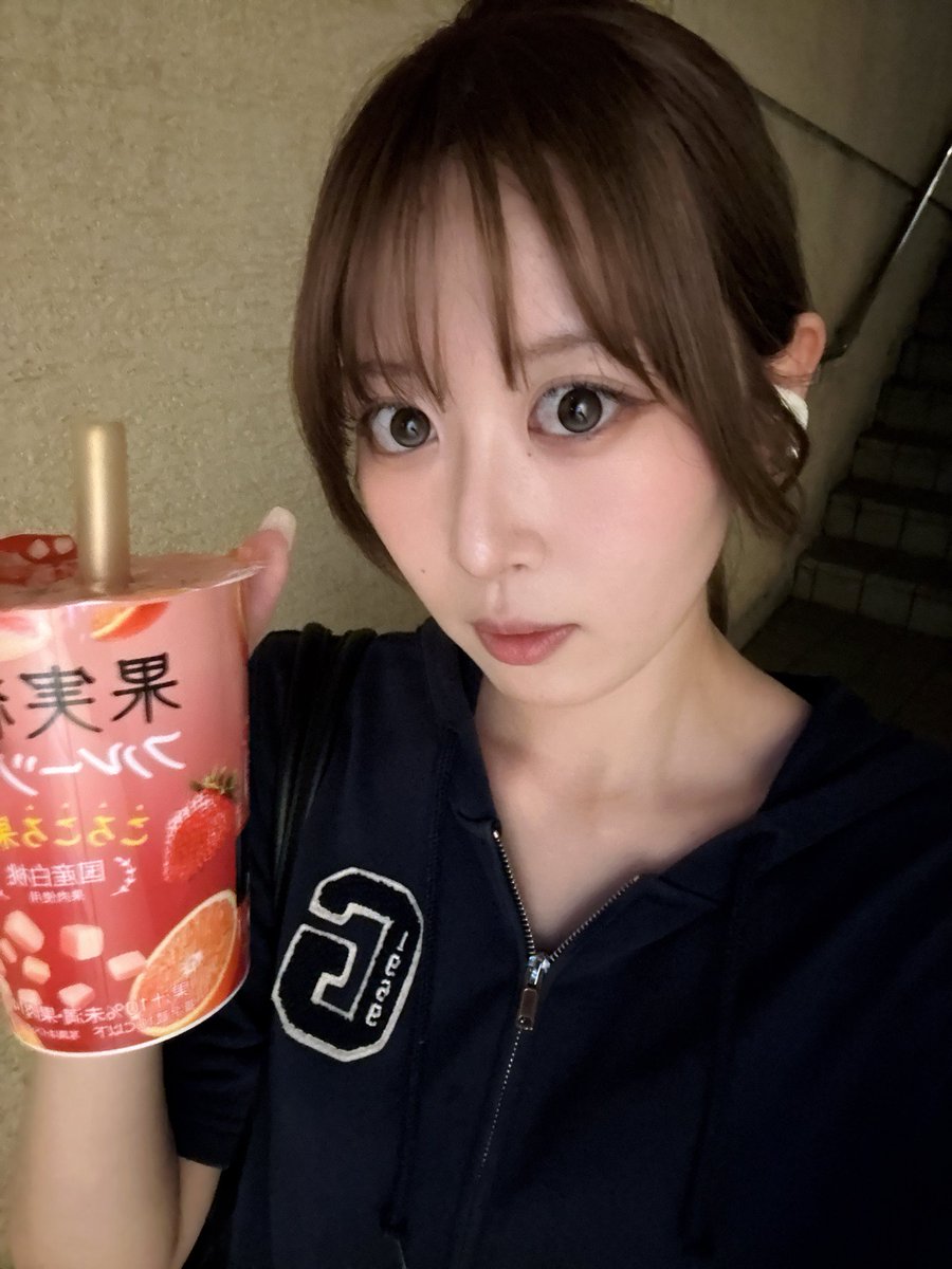 LIELILIESHUI's tweet photo. おはよー！！！
今日も暑いね、、水分たくさんとってねー！！！
紅茶花伝のフルーツティー美味しくてずっと飲んでる♩ https://t.co/nogTSPRSZJ
