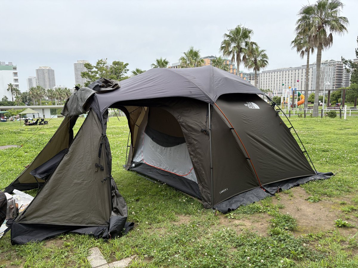 shavaibow's tweet photo. 今更だけどフジロックに向けてキャンプの設営🏕️
場所は夢の国のホテルに囲まれてる市営キャンプ場〜はじめて来たけど快適だ〜🌴 https://t.co/wj6mq7Y4Do