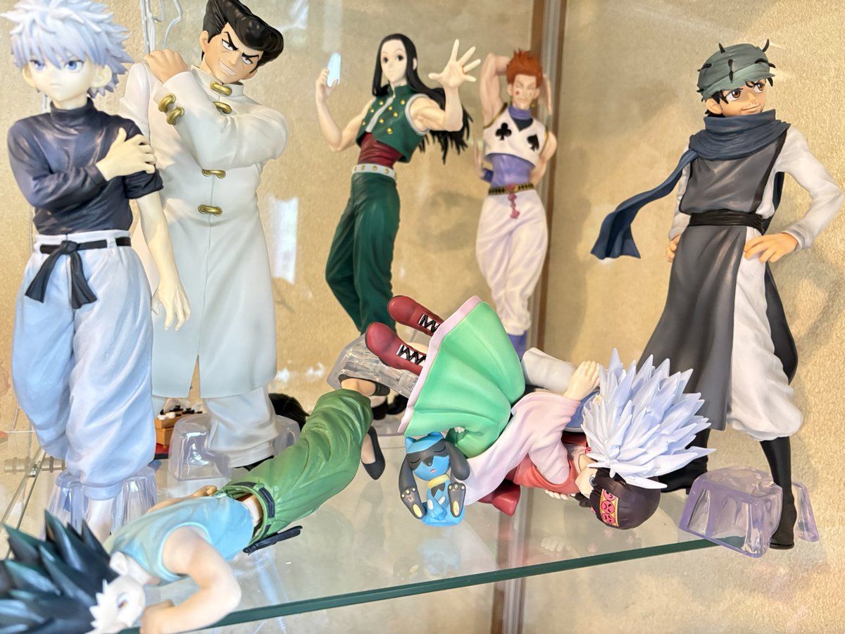 HBmh24's tweet photo. フィギュアケースに耐震用に色々やってたらキルアがアルカ押し倒してて嫌だった😢 https://t.co/8cRoJ2vsQS