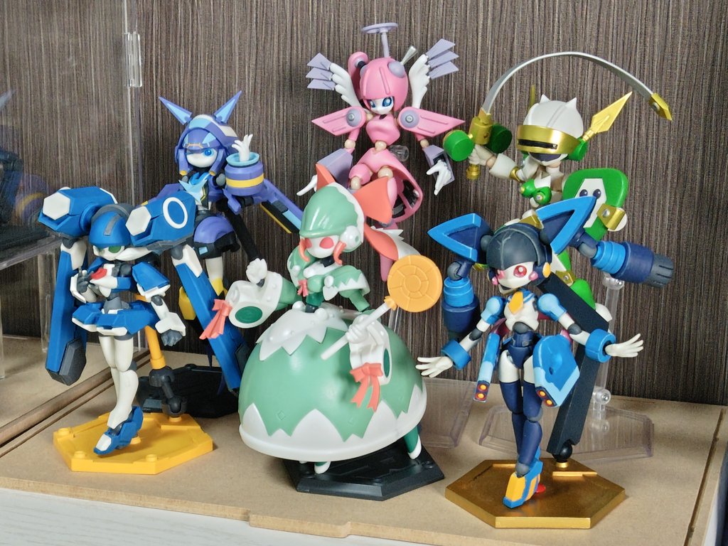 medichdrain's tweet photo. 部屋の片付けついでに今まで作った立体を一部出しました
割と雑に箱の中に押し込まれたりしてて申し訳ない感じだったので置ける範囲で飾ってあげたい https://t.co/Fk2heZpD2b