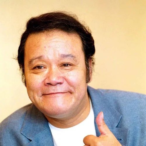 geinouepi's tweet photo. 【西田敏行が「毎日手紙を送り続けた」話】
1971年。
劇団青年座に、寿子という研究生が入ってきた。
24歳の西田敏行は一目惚れした。

猛アタックを開始した。
数ヶ月後、寿子の4畳半のアパートに転がり込んだ。
同棲が始まると、寿子は劇団を辞めた。
女優の夢を諦めた。

まだ無名だった西田を支えるためだ。
喫茶店、ブティック、スナック。
アルバイトを掛け持ちして、西田の俳優生活を経済的に支えた。

寿子が大分の実家に帰省した時、西田は毎日手紙を書いた。
「結婚してください」

その手紙を、寿子は今も大切に持っている。
1974年8月、2人は結婚した。
その後、心筋梗塞、頸椎症性脊髄症、頸椎亜脱臼と、西田は何度も命の危機に直面した。

そのたびに寿子が車椅子を押し、食事管理を行い、リハビリに付き合った。
2019年、西田が引退危機と囁かれた時、寿子はこう語った。
「主人は、死ぬまできっと現役です」

2024年10月17日。
西田敏行は自宅で倒れているのが発見された。76歳だった。
12月には「劇場版ドクターX」の公開が控えていた。

翌年1月には連ドラへの出演も決まっていた。
本当に、死ぬまで現役だった。
