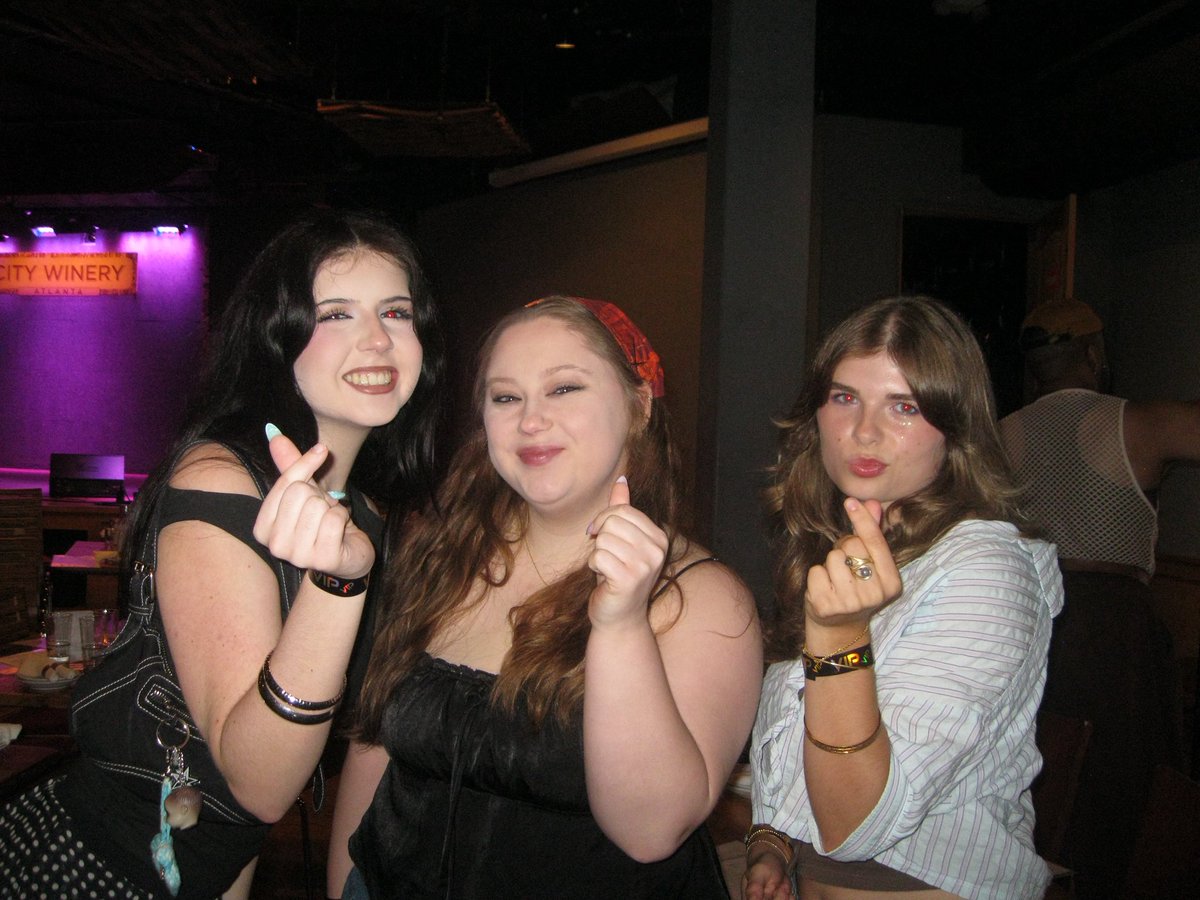 rabidcereal09's tweet photo. ziajess reunion n ziajesskate oomfchella who cheered https://t.co/7udROIRKjj