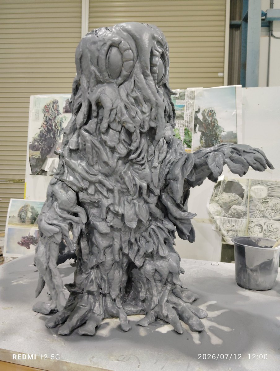 shuntalou's tweet photo. よ、ようやっとできたーー！

ワンフェス2026夏で50cm級ヘドラを販売します。
有名ディーラーさんのような超絶ディテールとかスーツ完全再現！と真逆の荒い造形ですが、粘土とポリパテで作りました。
顔や体正面の部品はそれなりに近いんじゃないかな
今から型取り…ヒリつくぜ

#wf2026s https://t.co/8xKFQzObZ5