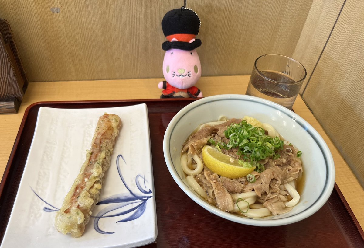 suma_0709's tweet photo. 広島でお迎えした団長と供に
お昼はうどん🥢
チームスキマスイッチはどこに食べに行ったかな〜 https://t.co/cXBzq1di3c