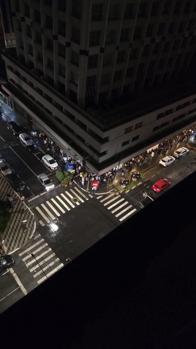 asukaunreleased's tweet photo. ideia de date passar tres horas de um sabado na fila pra entrar na tokyo debaixo da chuva https://t.co/u8EwQ0lkBr