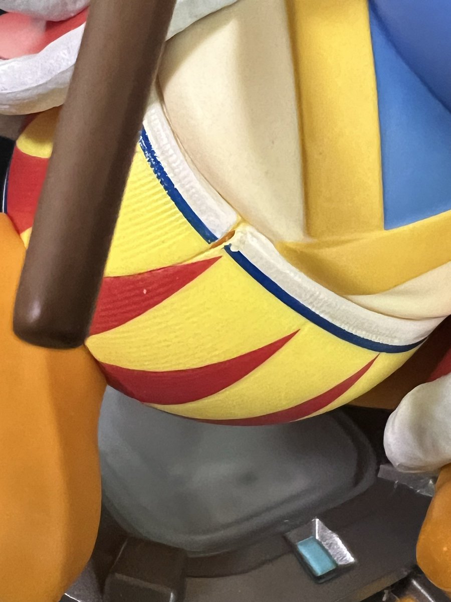 snow_rabbit10's tweet photo. デデデ大王のamiibo、ガッチリしたケースから外した勢いで落として、置いといたタブレットスタンドの縁にぶつかって早速傷付けてしもた。悲しみ。ご尊顔じゃないだけマシか…。
あのケース厳重すぎるんよﾀﾞｲｼﾞﾆｺﾝﾎﾟｳｼﾃｸﾚﾃｱﾘｶﾞﾄｳｺﾞｻﾞｲﾏｽ。 https://t.co/FdEo9vykVp