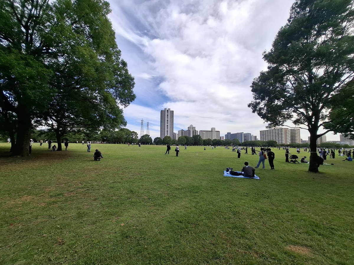 loving_pg15's tweet photo. 昨日仕事前にポケモンGOで話題の小松川公園に行ってみた〜！
GOフェスグローバルの臨時ジムとポケストップが大量にあって良かった🙌
レイドで色違いは1匹も出なかったけど😇
#ポケモンGO https://t.co/sxYsaE8gS1