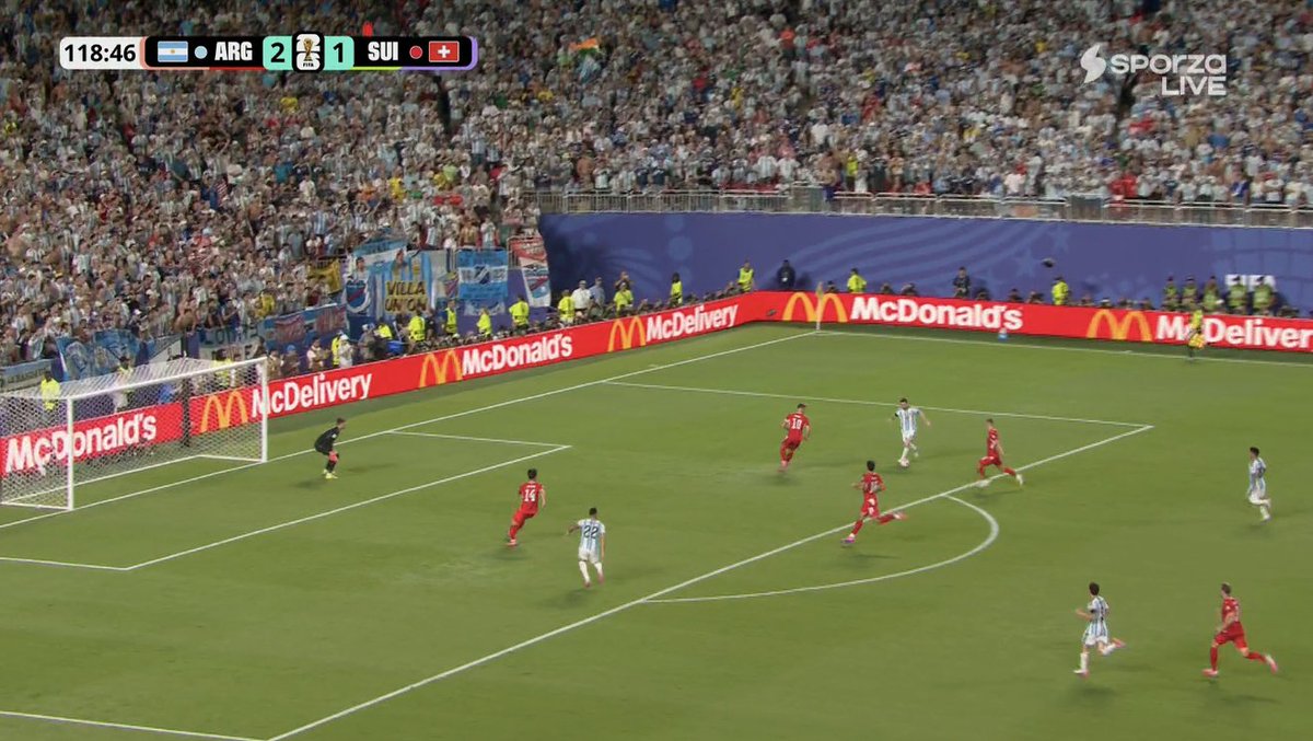 TouchlineX's tweet photo. 📸 - CHANCE FOR LIONEL MESSI, NO GOAL! https://t.co/6WqtAPMSQF