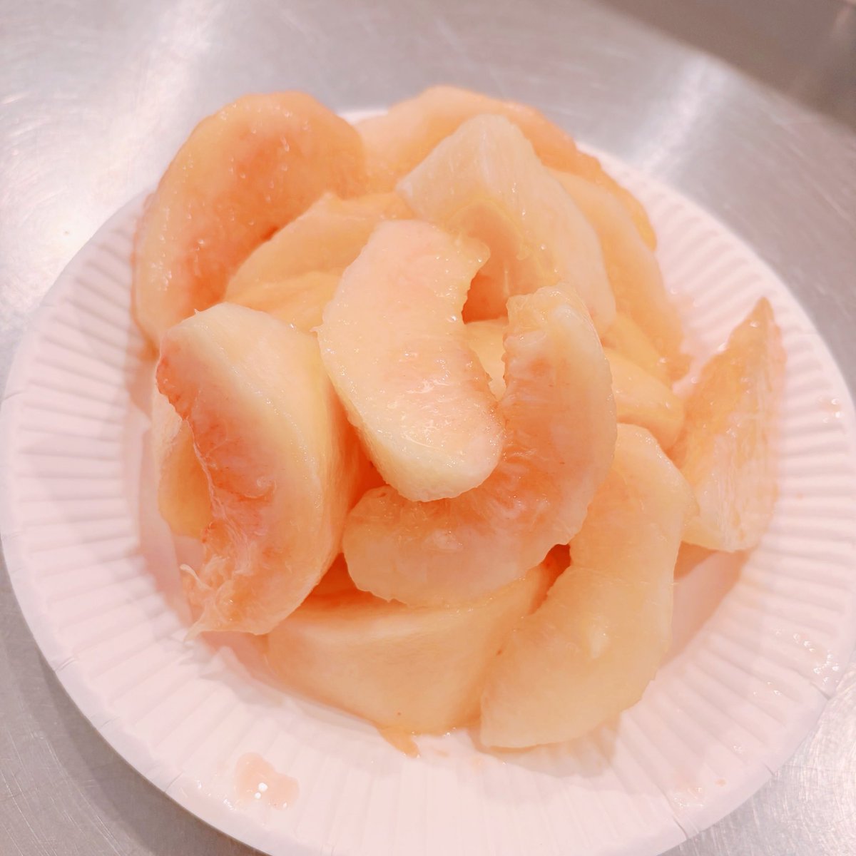 ri__8__na's tweet photo. 事務所にあったから食べちゃえってことでひたすら剥いてあげてる https://t.co/dJOM2NHRP6