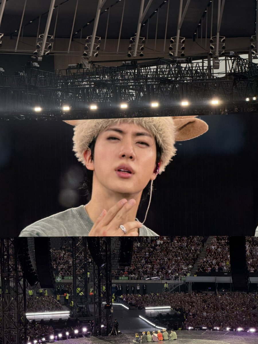 tinybookish's tweet photo. Seokjin giving a kiss https://t.co/K1Wqq8YAK2