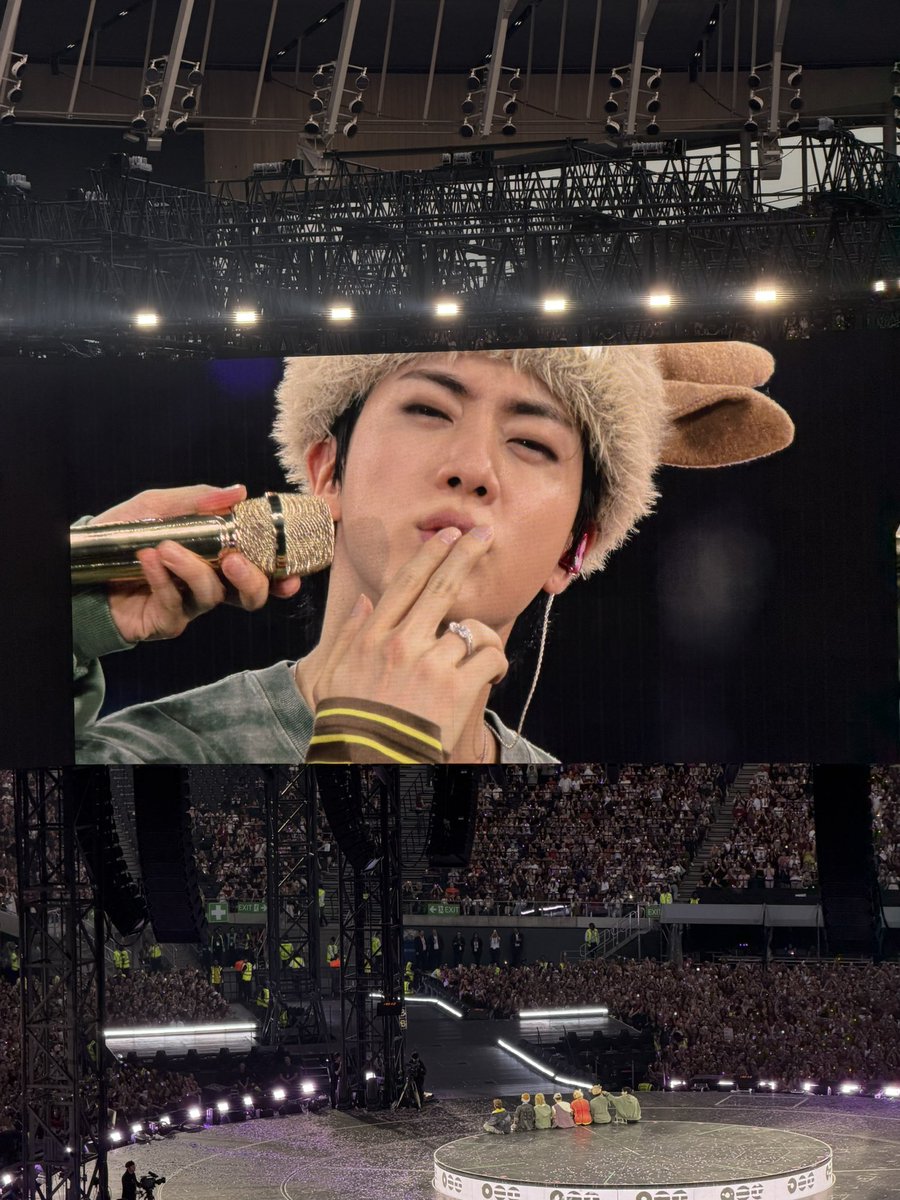 tinybookish's tweet photo. Seokjin giving a kiss https://t.co/K1Wqq8YAK2