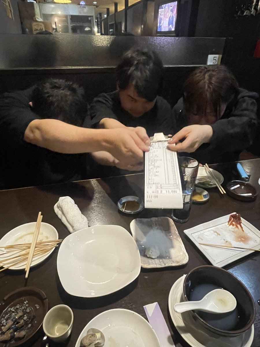 inatyu48's tweet photo. 【所沢遠征　後夜祭】
君たちさぁ、俺がバイオとモンキーでタコ勝ちしたからって、お金出す気ないでしょ？

めっちゃ無邪気に注文してたね！
帰り道マックを見つけて
俺:シェイク飲みてぇなぁ
3人:いいんすか！？
じゃねぇんだわw

また行こうな！
(エンペってこんな気持ちだったんだな) https://t.co/Cgdp9eyZwU