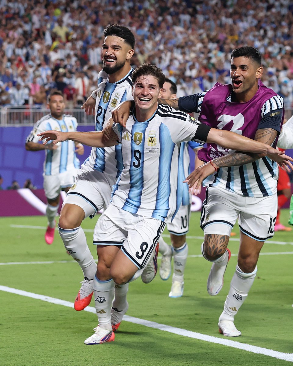 PlanetaBoca's tweet photo. GOOOOOOOOOOOOOOOOOOOOOOOOOOOOOOOOOOLAZOOOOOOOOOOOOO JULIÁN ÁLVAREEEEEEEEEEEEEEEEEEEEEEEEEEEEEEEEEEEEEEEEEEEEEZ https://t.co/O63O6AwCiE