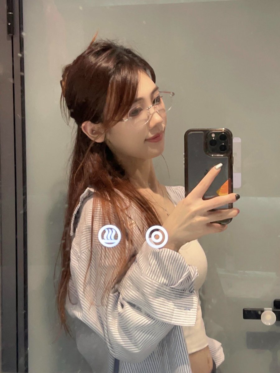 Alyasxpox's tweet photo. Would you like me if I wore glasses? https://t.co/KcJPfhjq8a