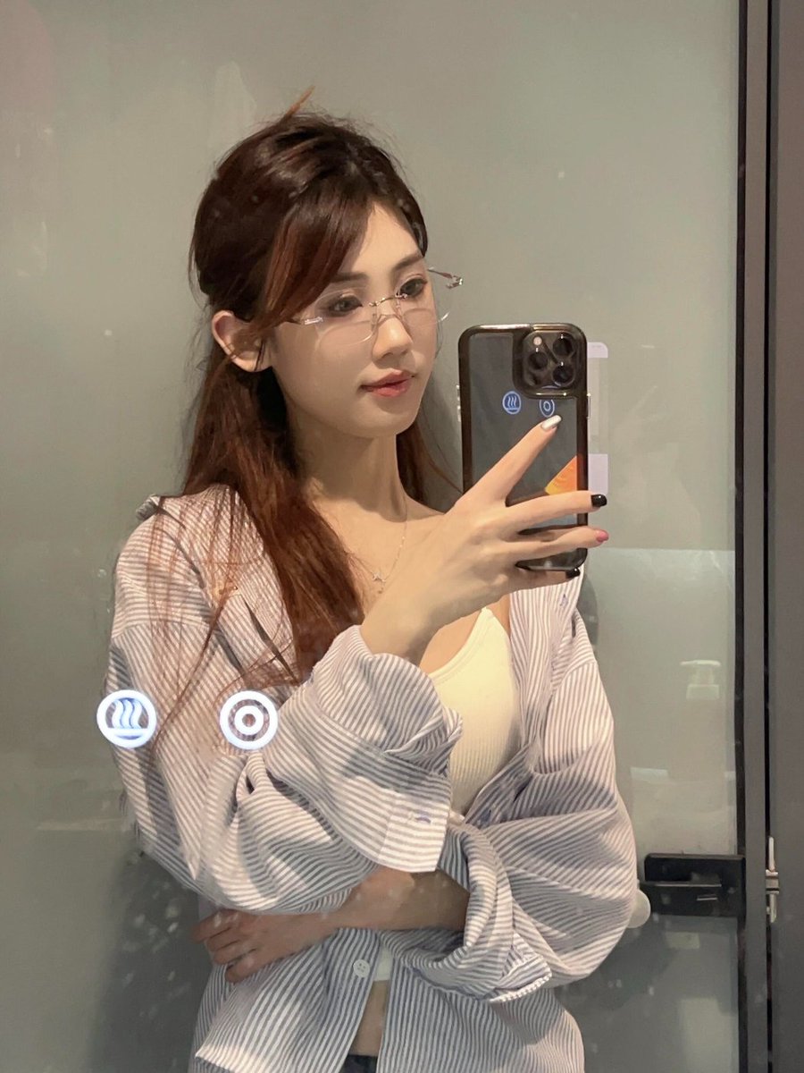 Alyasxpox's tweet photo. Would you like me if I wore glasses? https://t.co/KcJPfhjq8a