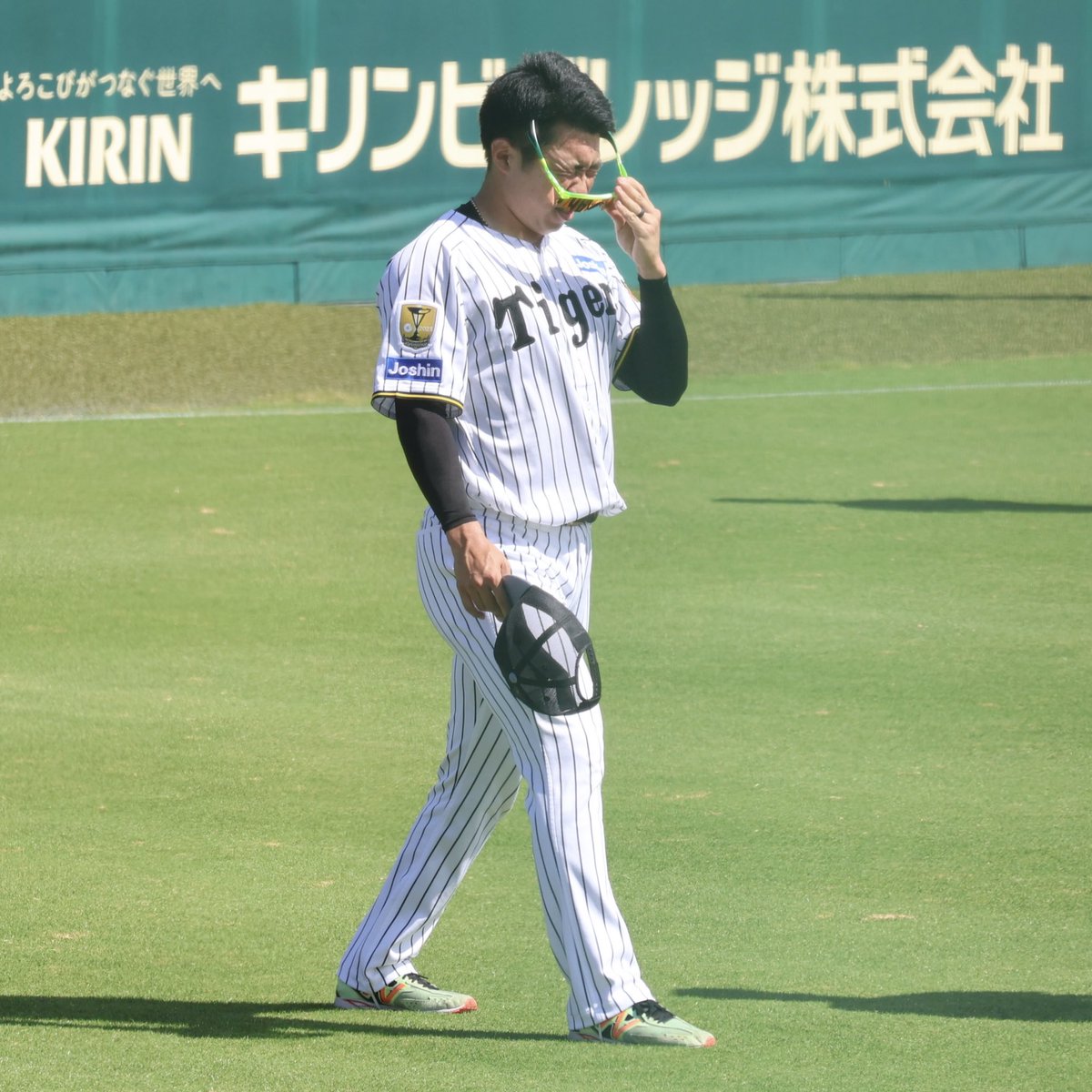 daily_mmy's tweet photo. SGLでは残留練習が行われていました。
選手の皆さんも暑そうです🫠

#阪神タイガース
#畠世周 #湯浅京己 #イーストン・ルーカス　#神宮僚介 #茨木秀俊 #石井大智 #桐敷拓馬
（敬称略） https://t.co/IHqSWBKMEh