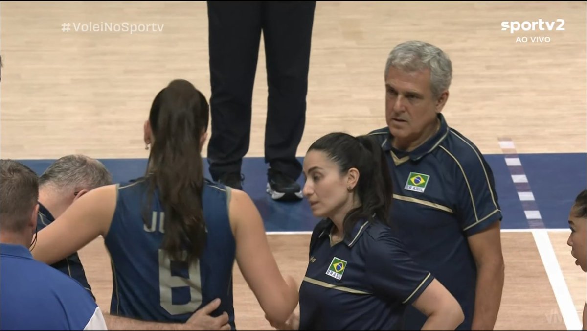 centralreality's tweet photo. putz, a Júlia Kudiess saiu amparada da quadra... protejam nossa menina 🥲 #VoleiNoSportv https://t.co/xWlGHMUd8C
