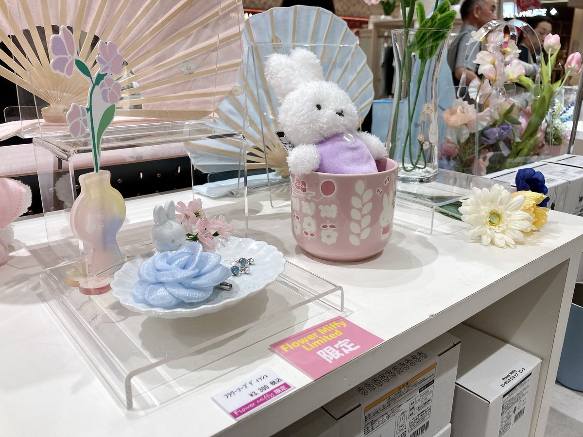 2025miffy's tweet photo. フラワーミッフィーPOP UP SHOPへ
ふわふわちゃんがいっぱい〜💕 https://t.co/An6VQYVEZO