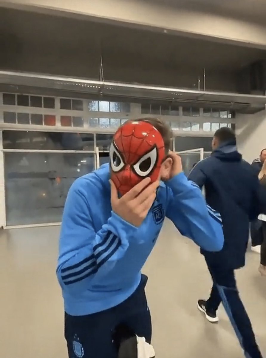 WPulero's tweet photo. Volvió Julián. Volvió la araña. Volvió el pibe Spider-Man. https://t.co/y4gOWZ4ttj