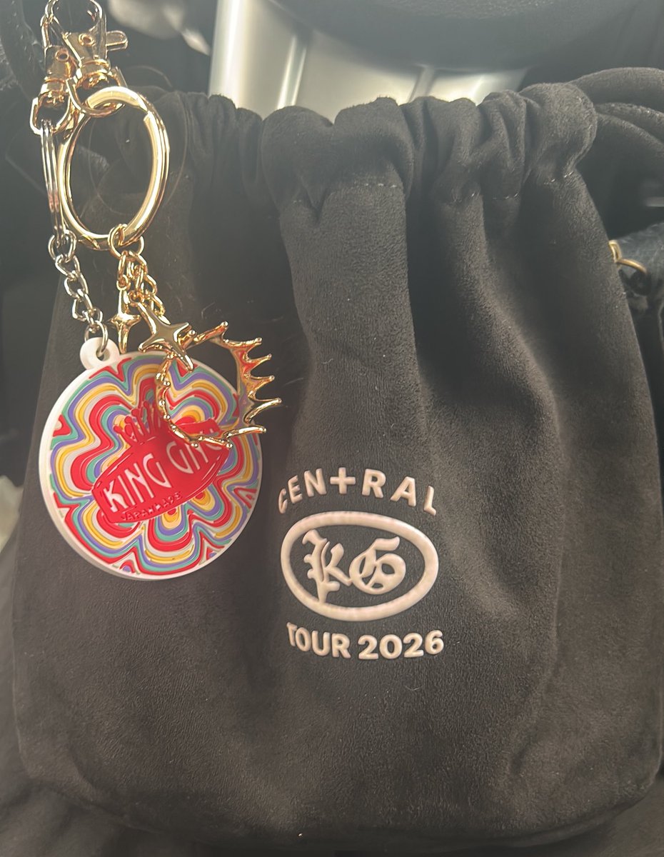 abc_cherry_58's tweet photo. 今回のグッズの巾着初めて使ったけどめっちゃ紐長い🥹
おしり下くらいに巾着来るんだけど短くする方法ないのかな
でも可愛くて買ってよかったしこれで横アリ行きたい気持ち https://t.co/YK7iMIu8Th