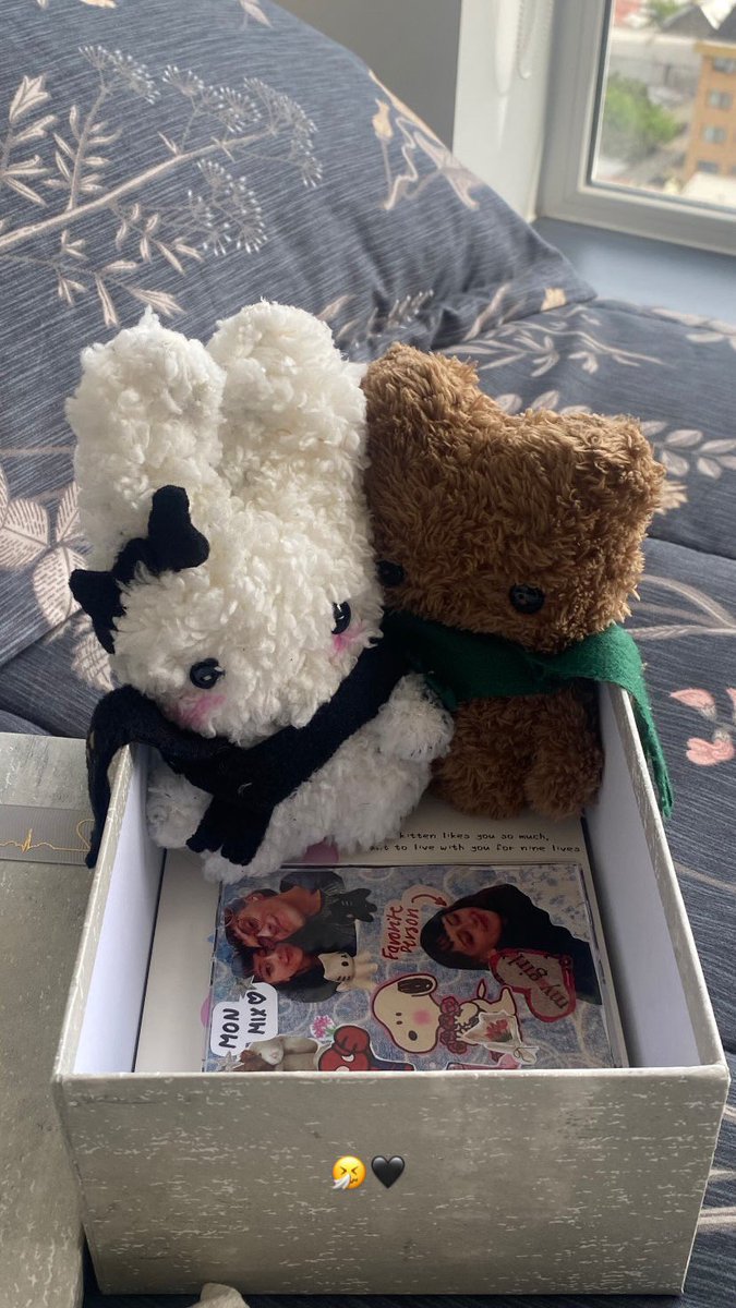 digitalannngel's tweet photo. mi pololo el año pasado me hizo CON SUS MANOS dos peluches con bufandas del color de nuestras bufandas (tot) y una playlist EN UN CD

yo no podré superar esto JAMÁS, aparte dejó la vara altísima no sé como darle algo más lindo q esto https://t.co/hZYcRNMjAC