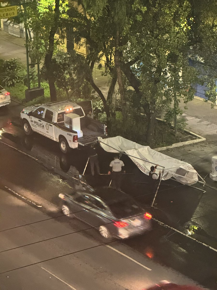 Berof_'s tweet photo. @OVIALCDMX @SSC_CDMX @UCS_GCDMX @C5_CDMX De una podrian avisar que se organicen bien. Porque siempre hacen un desastre de su alcoholimetro, empiezan los pitidos y no dejan dormir a la colonia. Aqui en Eje central y casi Circuito. https://t.co/PJyf27aqCa
