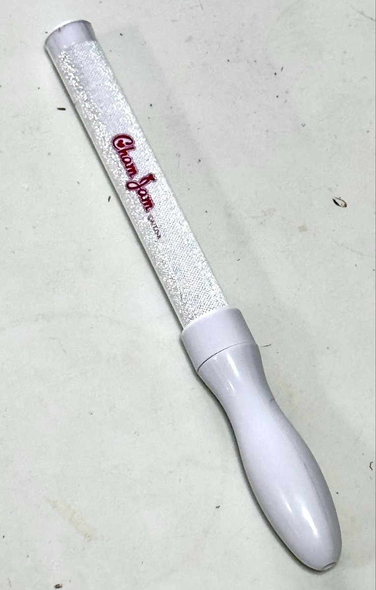 okj_opachan's tweet photo. アイドルの世界は、#推し武道 のドラマ撮影のエキストラから入った、という変わり種ですが、#onefive、#shain を通じて色んな方と巡り会え、幸せでした‼️
#chamjam のペンライトは、実際に撮影でしようしたものが売られていて、即、買った覚えがあります😅
#推しが武道館行ってくれたら死ぬ https://t.co/lrxGBwmEIE