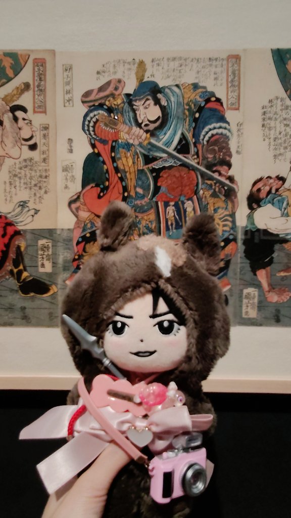 kame_m2ck_0223's tweet photo. 朝から大阪私立美術館の #水滸伝展 に行ってきました！とにかく亀梨くんの音声ガイドが良くて(とくに音声2と音声3)何度もリピってしまいました笑
音声ガイドは全部で17つあります！
馬の着ぐるみを着せたちびかめちゃんとともに🩷
#inside23_kk
#亀梨和也 https://t.co/jAlXVrlXKU