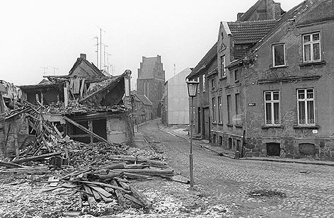 Coolnasenbaer's tweet photo. "Früher war alles besser, da gab es keine Ausländer und die Wessis haben noch nicht unsere schöne DDR beraubt! Ich will mein altes Deutschland zurück! Darum, nur noch AfD!" https://t.co/nKwyTt80Ts