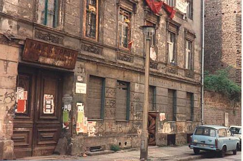 Coolnasenbaer's tweet photo. "Früher war alles besser, da gab es keine Ausländer und die Wessis haben noch nicht unsere schöne DDR beraubt! Ich will mein altes Deutschland zurück! Darum, nur noch AfD!" https://t.co/nKwyTt80Ts