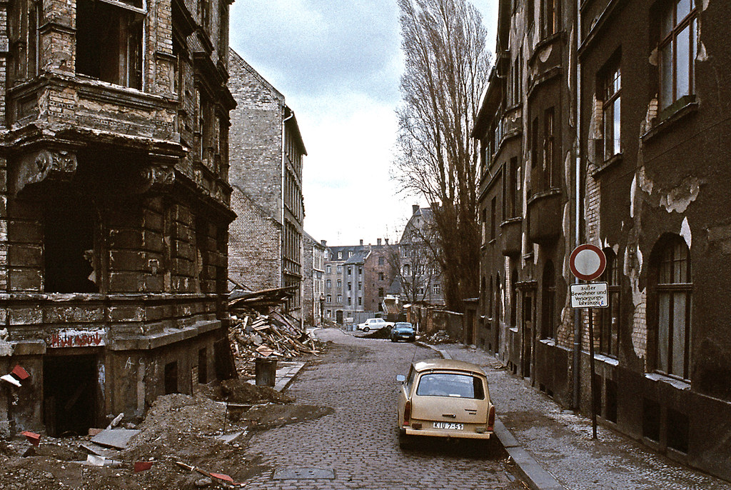 Coolnasenbaer's tweet photo. "Früher war alles besser, da gab es keine Ausländer und die Wessis haben noch nicht unsere schöne DDR beraubt! Ich will mein altes Deutschland zurück! Darum, nur noch AfD!" https://t.co/nKwyTt80Ts